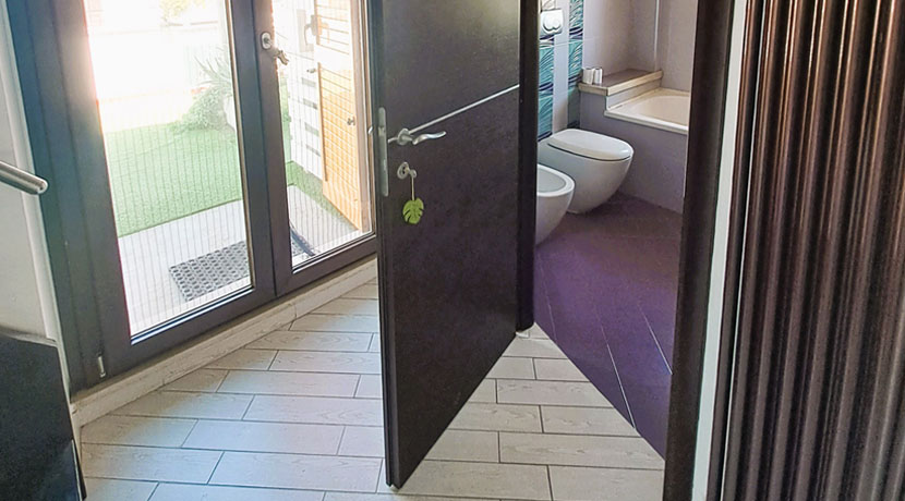 attico-loft-cecchina-bagno-pagliarella-immobiliare
